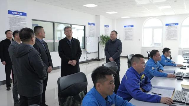 ▲孟宪东在通辽海螺新能源有限公司调研电网侧独立储能项目。