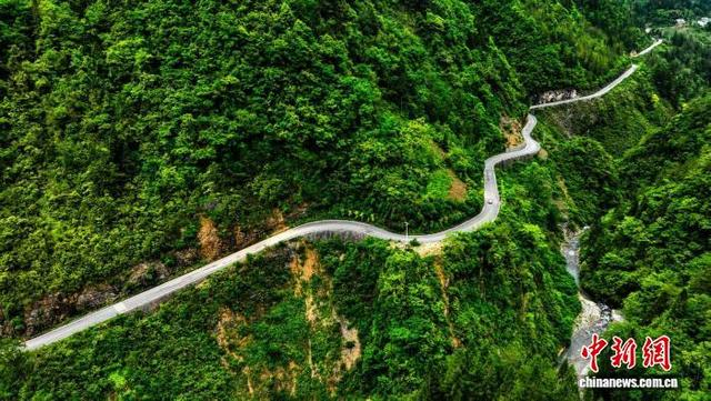 图为重庆市城口县的一处农村公路。重庆市公路事务中心供图