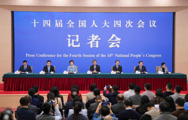 十四届全国人大四次会议举行民生主题记者会。图源：新华社