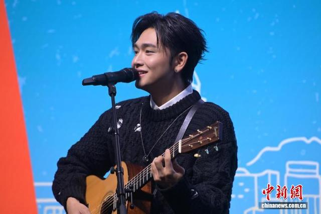 图为香港歌手范卓贤表演。中新网记者 陈永诺 摄