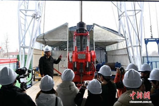 图为山东省地矿局相关工作人员讲解钻探设备。沙见龙 摄