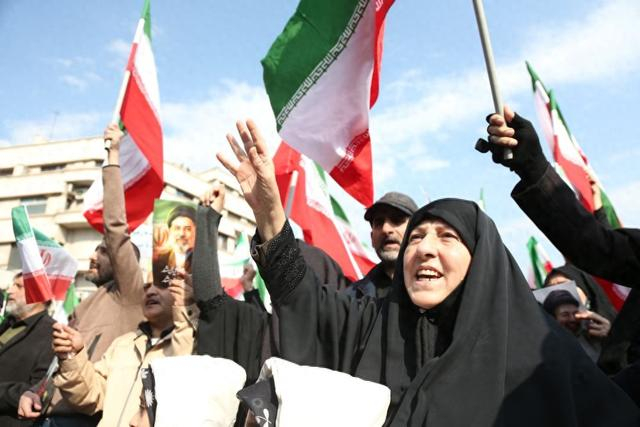 3月9日，在伊朗首都德黑兰革命广场，民众参加集会表达对伊朗新任最高领袖穆杰塔巴·哈梅内伊的忠诚。新华社记者沙达提摄