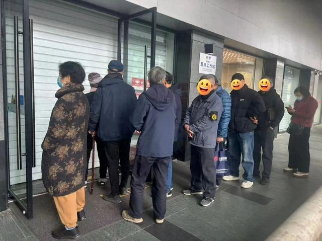不少人在银行开门前来排队 陈晔/摄