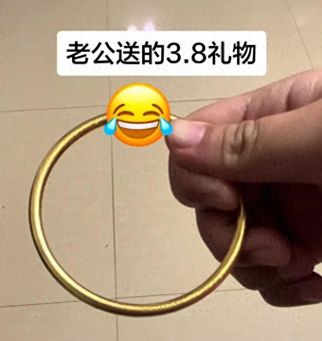 △浙江一女子在三八妇女节收到老公送的大金手镯，视频画面截图