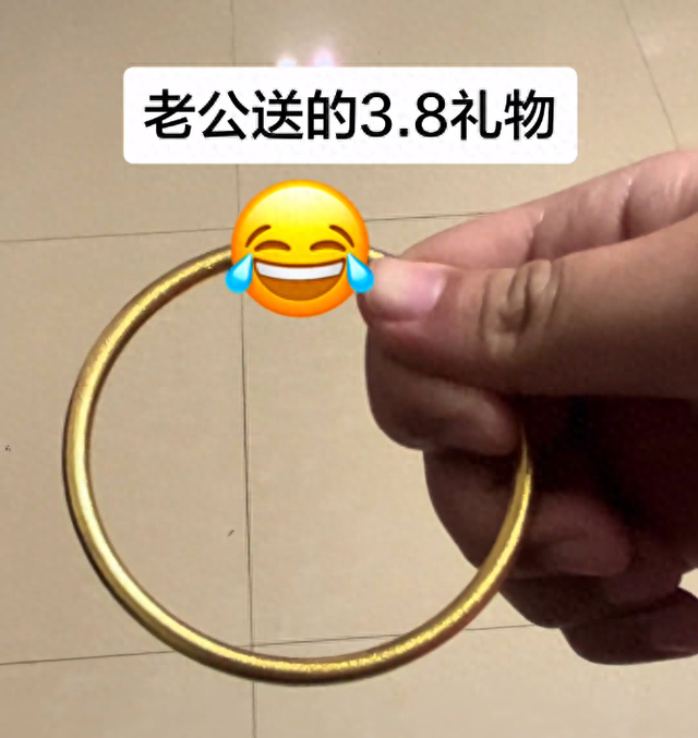 △浙江一女子在三八妇女节收到老公送的大金手镯，视频画面截图