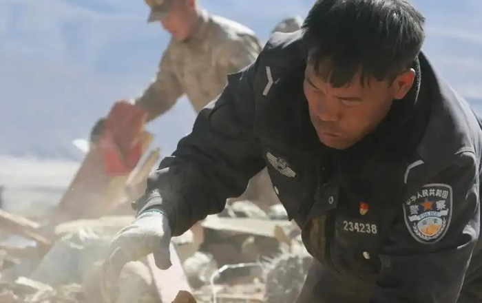 2025年1月11日，伦珠在古荣村参加抗震救灾。图源：公安部新闻传媒