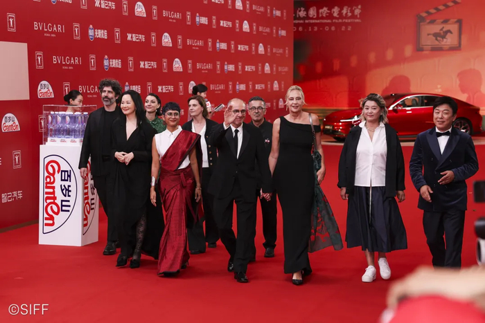 意大利著名导演朱塞佩·托纳多雷领衔的第27届上海国际电影节金爵奖主竞赛单元评委团亮相红毯