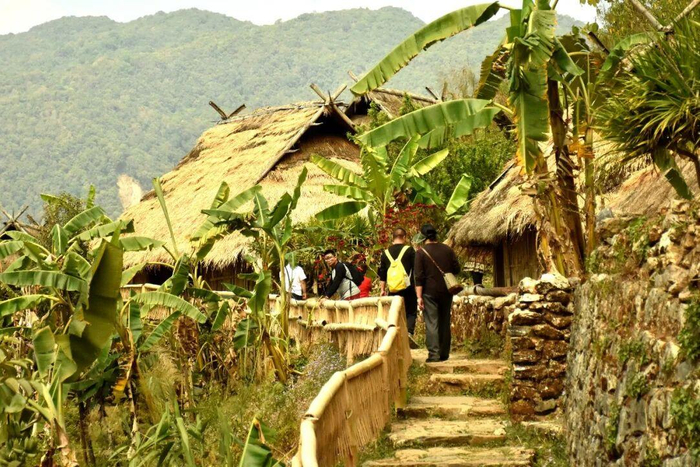 △春节期间，《熊猫计划之部落奇遇记》取景地翁丁古寨迎来游客高峰。