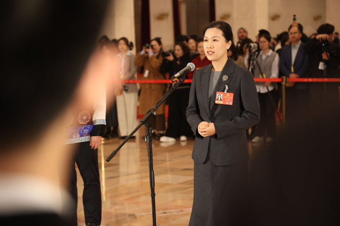 吕妍代表：这里有会上树的鸡、不回家的牛、五只脚的猪