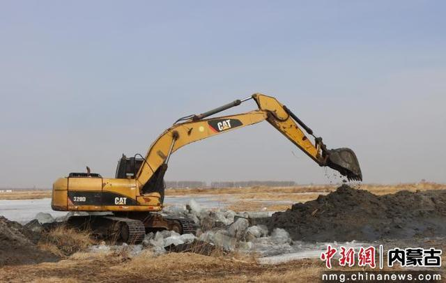 挖掘机正在进行清表、开挖、筑坝等工序。马玲玲 摄