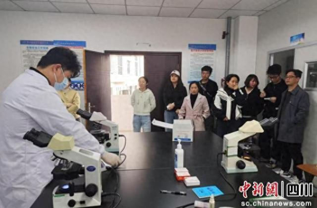 检验技能培训现场。荣县疾病预防控制中心供图