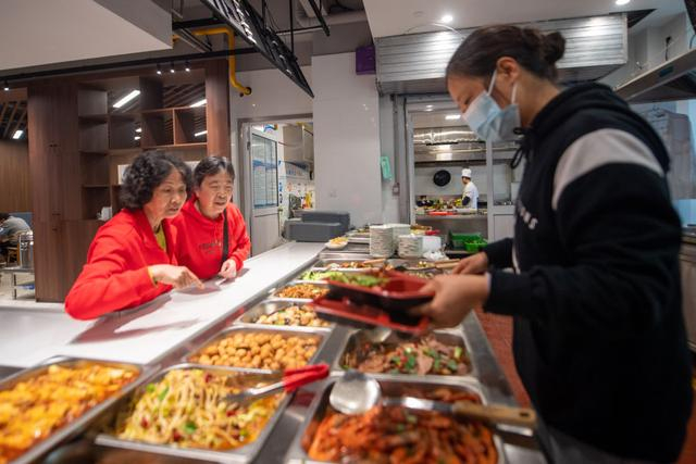 浙江宁波江北区大闸社区老年居民在共享食堂内点餐。新华社记者 江汉 摄