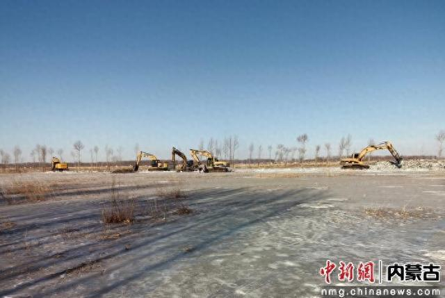 堤防修建现场一派沸腾，多台机械齐头并进，清表、开挖、筑坝等工序。刘爽 摄