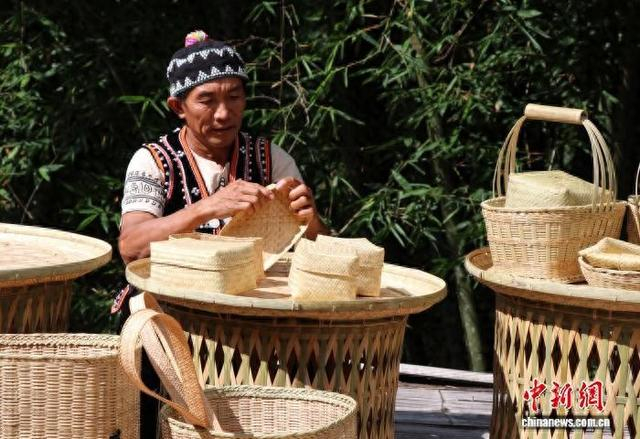 图为李扎而进行日常竹编工作。 王丽娜 摄