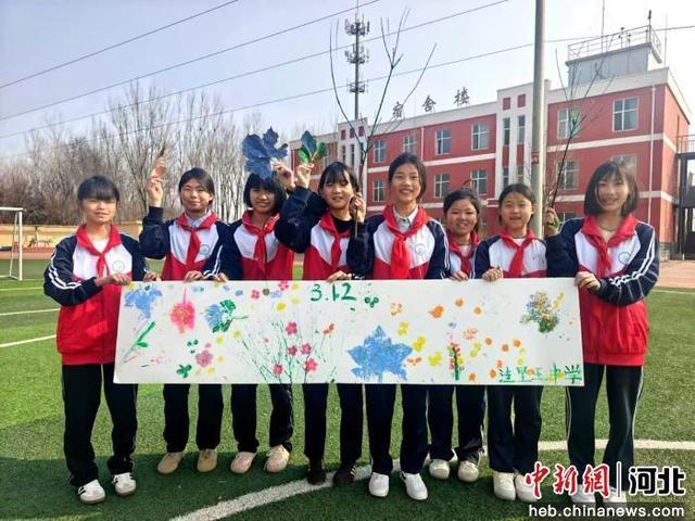 图为泊头市洼里王中学开展树叶拓印、创意彩绘活动。 赵玲玉 摄