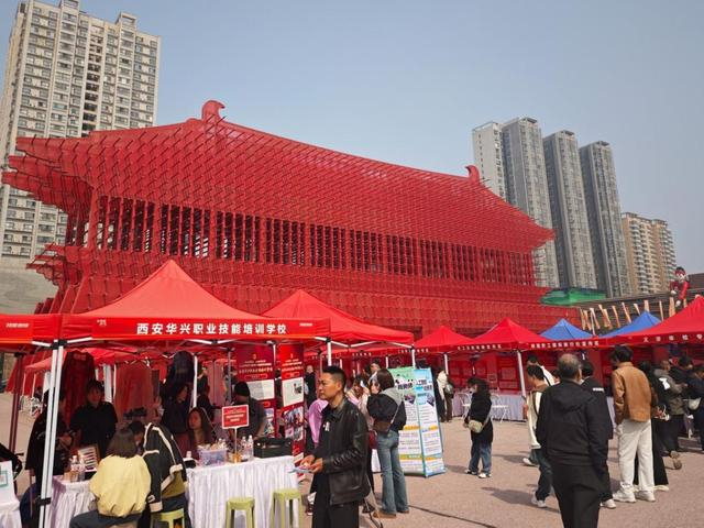 图为招聘会现场。党田野 摄