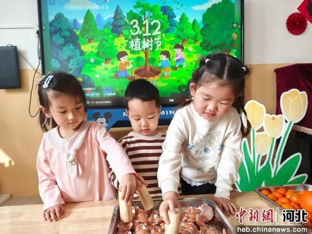 图为泊头市第三幼儿园孩子们正在制作有机肥料。 段洪帅 摄