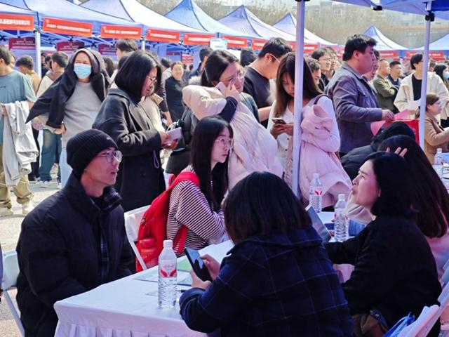 图为招聘会现场。党田野 摄