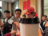 吴彦祖代旭井胧现身杭州一婚礼接亲现场，伴娘：吴彦祖率先冲进门，现场沸腾