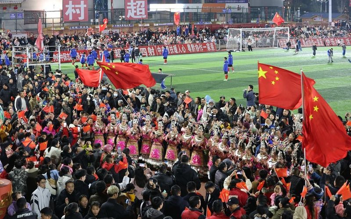 2026年1月9日，在贵州省黔东南州榕江县“村超”足球场，众多球迷、游客在比赛中场参加全民K歌互动。图/IC photo