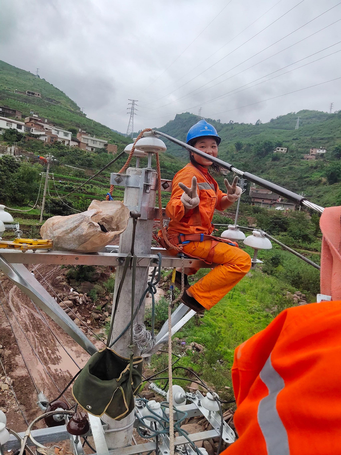 云南昭通95后女子铁塔高空作业视频惹人心疼，当事人：凭能力挣钱，无关性别