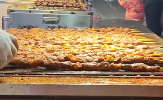 ▲资料图：摊位上的“一米大肉串”。图/蓝鲸新闻