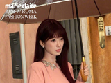 杨紫罗马雨天撑伞漫步，粉色系look浪漫出镜