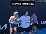 外网有球迷将安德烈娃和梅德韦杰夫正手放一起比较，你更喜欢谁的正手？