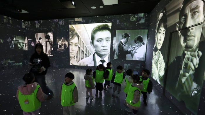 当地时间2026年1月9日，韩国釜山，儿童们在釜山电影体验博物馆参观，了解釜山电影产业的历史和背景。视觉中国 图