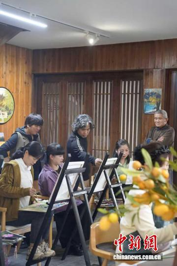 浙江缙云姓潘村，游客提笔创作定格乡村美景。项佳供图