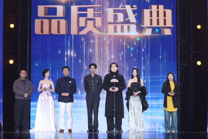 从左往右依次为《暗潮涌动》《冒姓琅琊》《东北爱情往事：闪婚玫瑰》等剧组代表