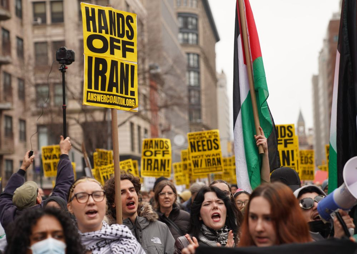3月7日，人们在美国纽约参加集会游行，抗议美国和以色列对伊朗发动军事打击。新华社记者张凤国摄