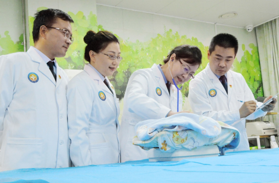 团队为新生儿检查身体