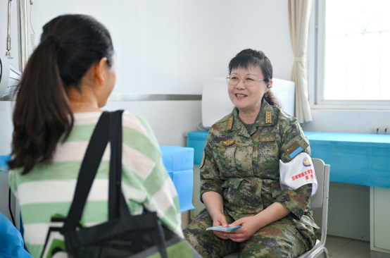 在基层巡诊时，王晓红为军属答疑解惑