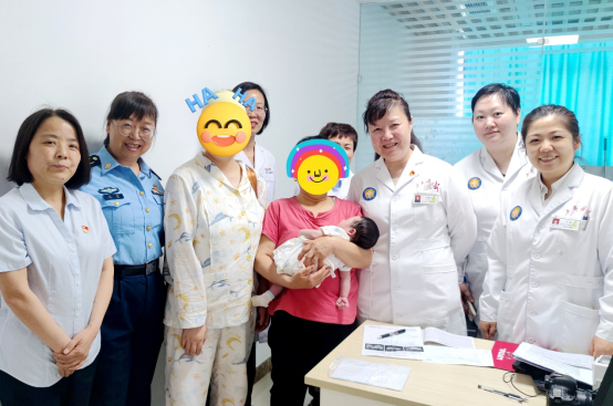 患者抱着孩子向团队表达谢意