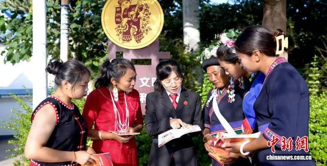 图为双江法院法官向各民族群众做普法宣传。双江法院 供图