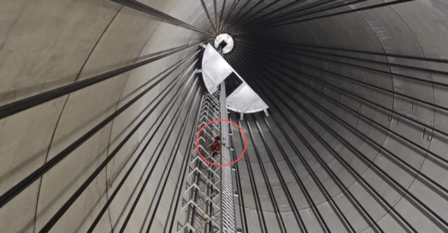 消防员背着工人向下转移。图源：菏泽消防