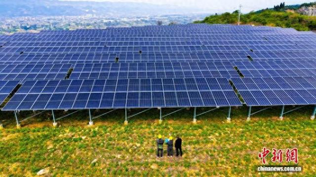 图为国网重庆垫江供电公司员工在垫江县砚台镇白云村巡检村民光伏设备。舒淞 摄