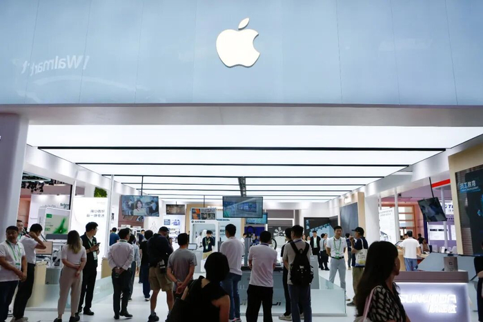 图为在第三届中国国际供应链促进博览会上的苹果公司展台。新华社记者丁洪法摄