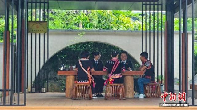 图为双江法院法官在鲍卫忠群众工作法调解室用“四杯茶”调解法调解案件。双江法院 供图