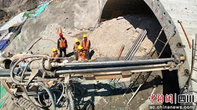 建设现场。 茂县融媒体中心 供图