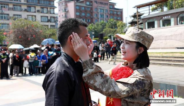 图为欢送大会现场。龚普康 摄