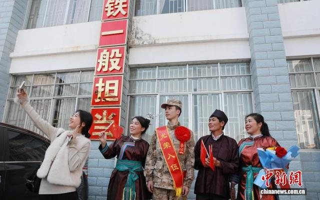 图为新兵在拍照留影。龚普康 摄