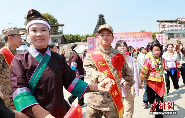 图为民众与新兵一同跳多耶。龚普康 摄