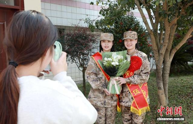 图为新兵在拍照留影。龚普康 摄