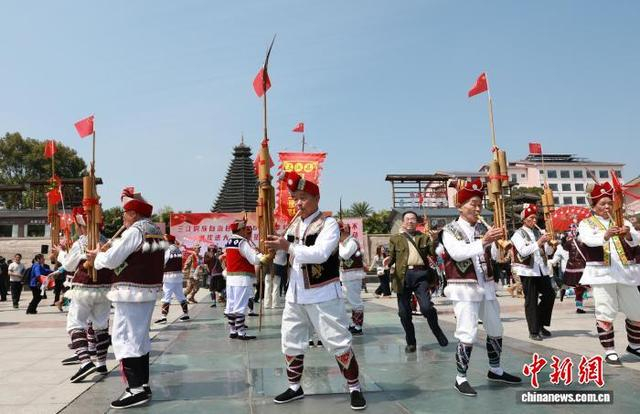 图为民众在吹芦笙。龚普康 摄