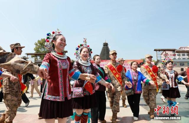 图为民众与新兵一同跳多耶。龚普康 摄
