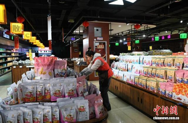 图为聋哑员工整理超市货架。 梅镱泷 摄