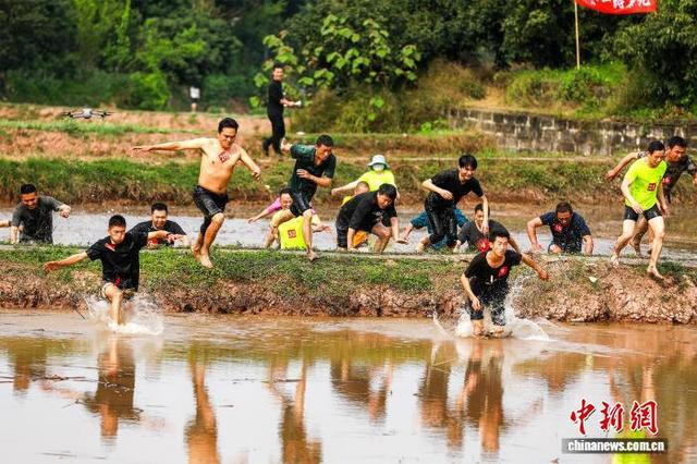 开展翻田坎比赛，欢欢喜喜闹春耕。 李贵平 摄