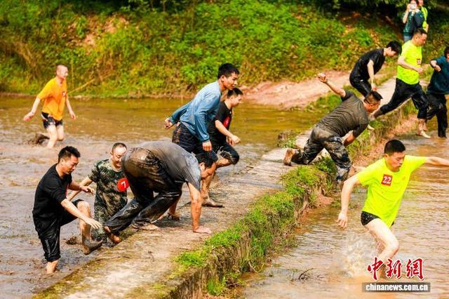 开展翻田坎比赛，欢欢喜喜闹春耕。 李贵平 摄